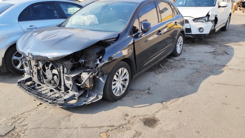 Разбитый Ситроен с4 черный