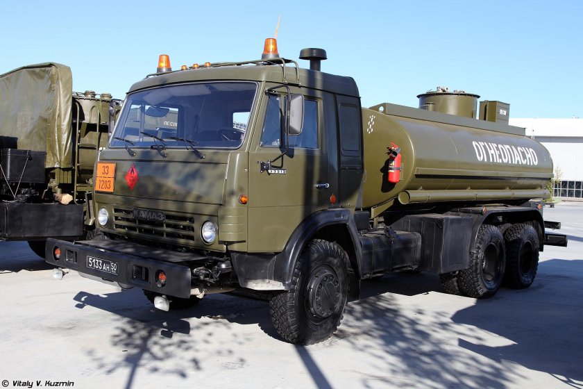 КАМАЗ бензовоз военный 53212