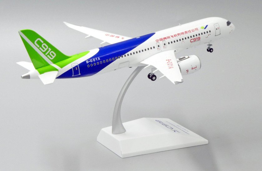 Модель самолета Comac c919