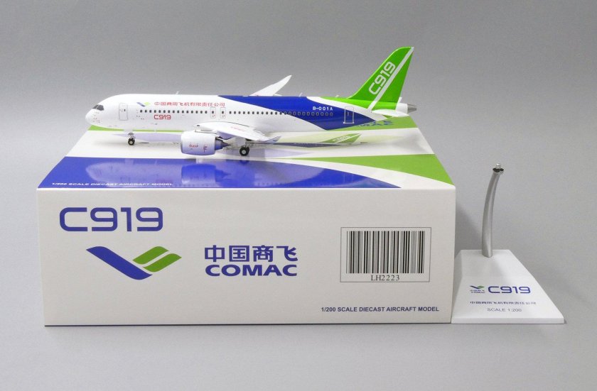 Модель самолета Comac c919