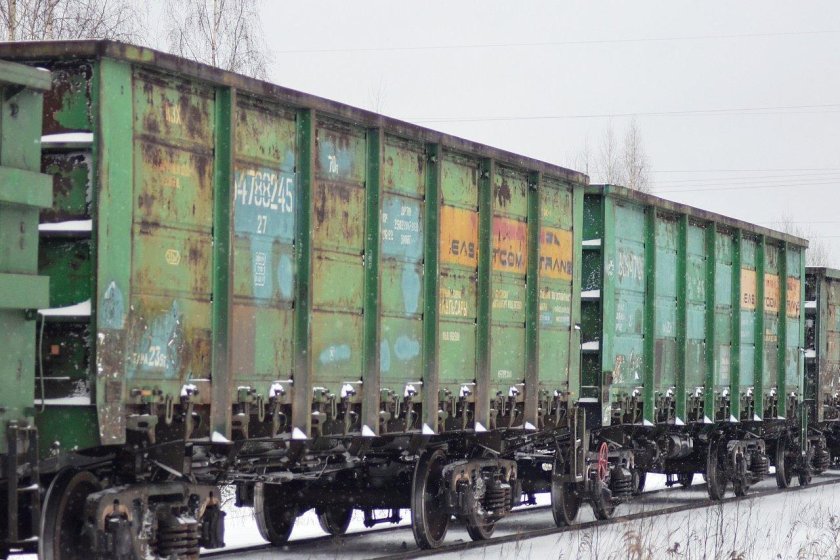 Четырехосный вагон предназначенный для перевозки угля