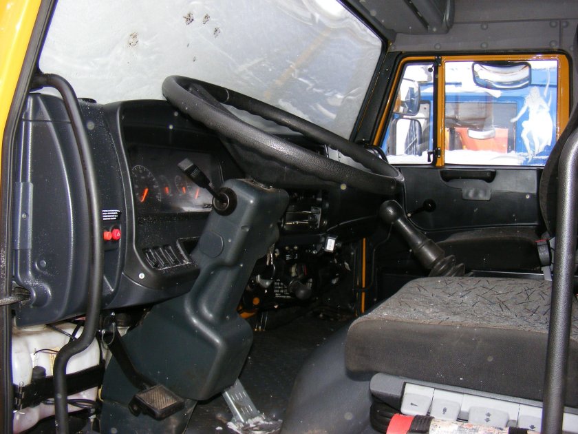 КАМАЗ 65115 самосвал кабина внутри