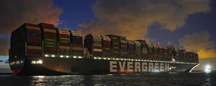 Ever given в Гамбурге фото