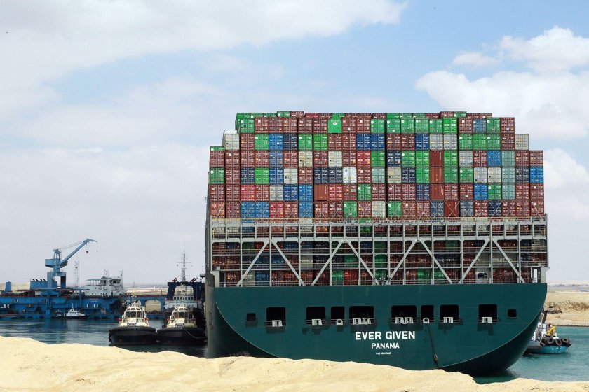 Контейнеровоз Evergreen в Суэцком канале