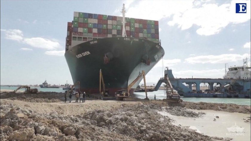 Контейнеровоз перекрыл Суэцкий канал