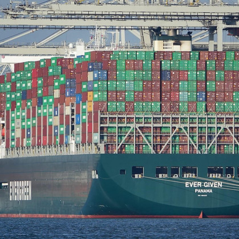 Суэцкий канал контейнеровоз