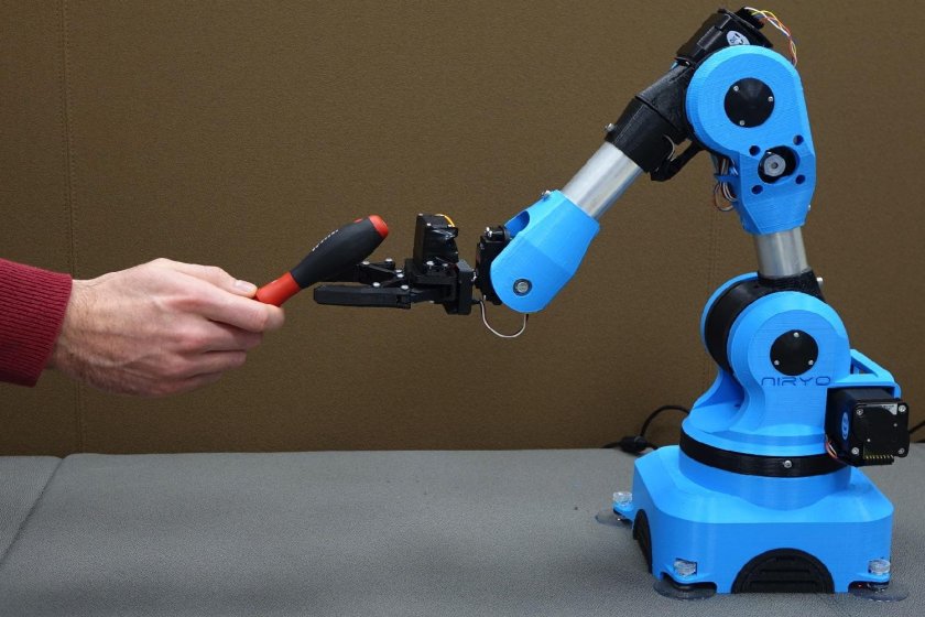 Робот манипулятор