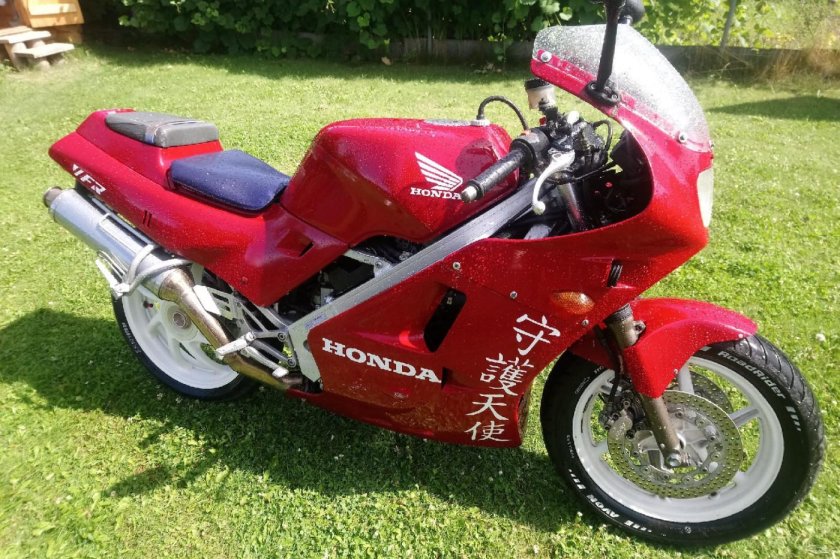 Honda VFR 400z плуг