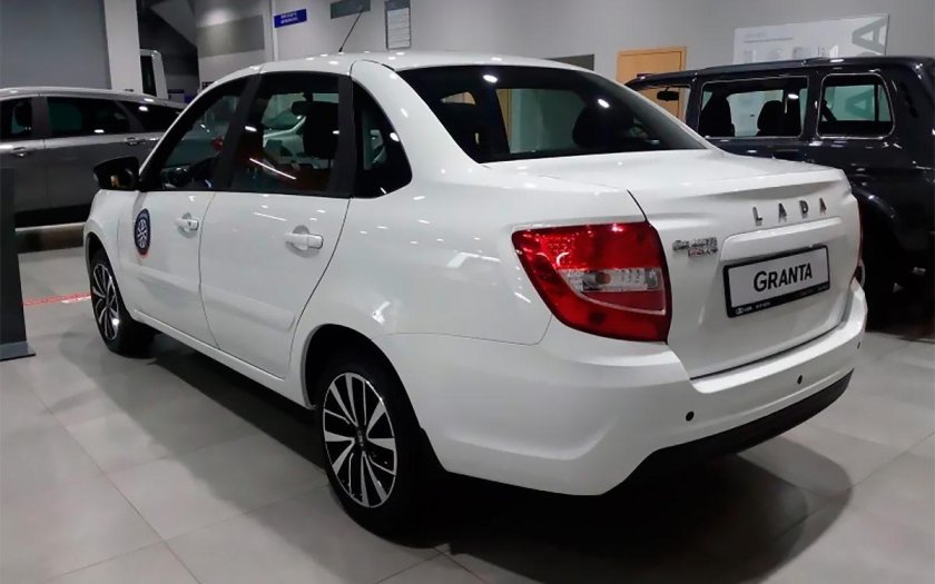 Лада Гранта седан белая 2021