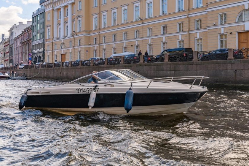 Экскурсионный катер