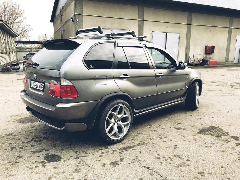 БМВ х5 е53 серебристый