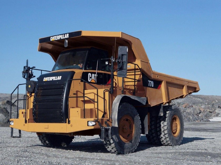 Карьерный самосвал Caterpillar