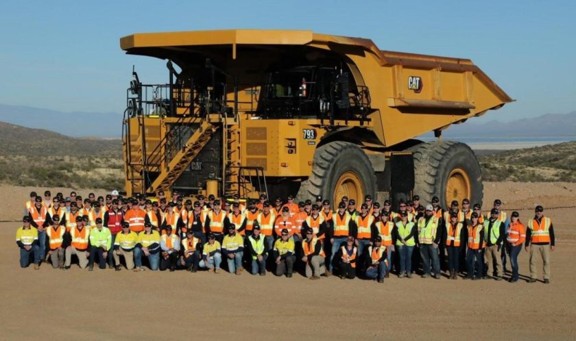 Карьерный самосвал Катерпиллер