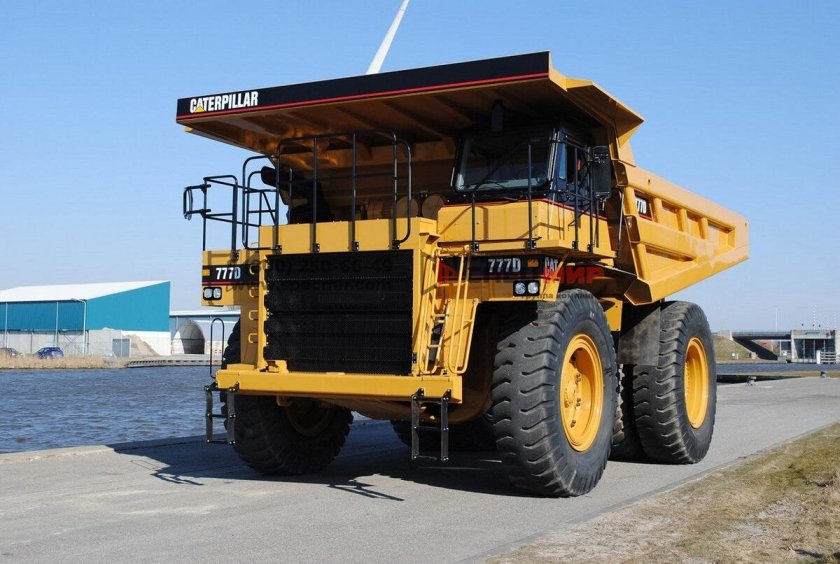 Карьерный самосвал Катерпиллер 777