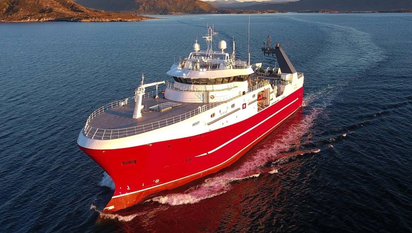 Рыболовный траулер норвежское море