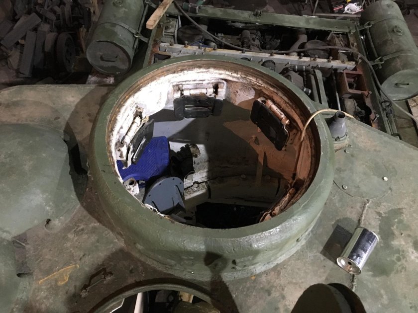 Люк командира танка т80