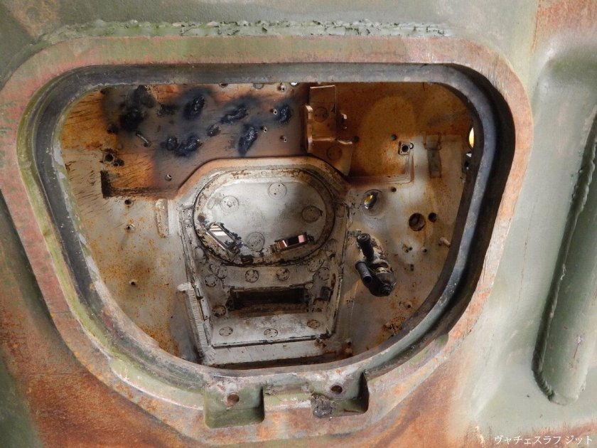 Т80 люк у механика водителя