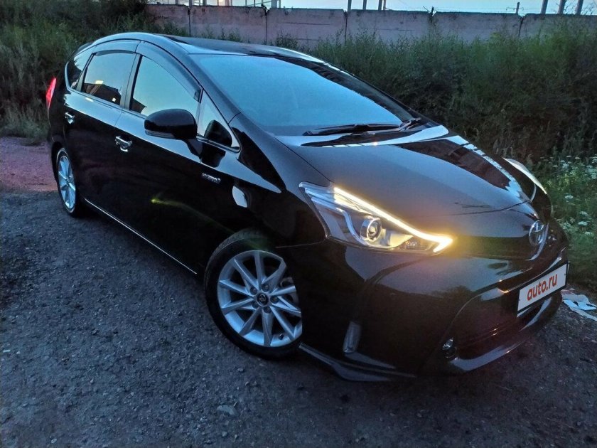 Toyota Prius Alpha черный
