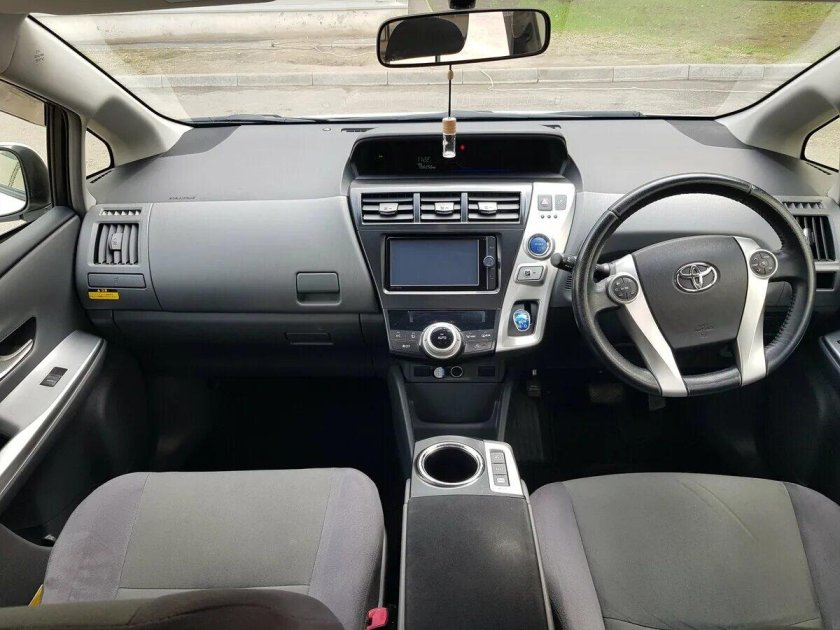 Toyota Prius Alpha 2012