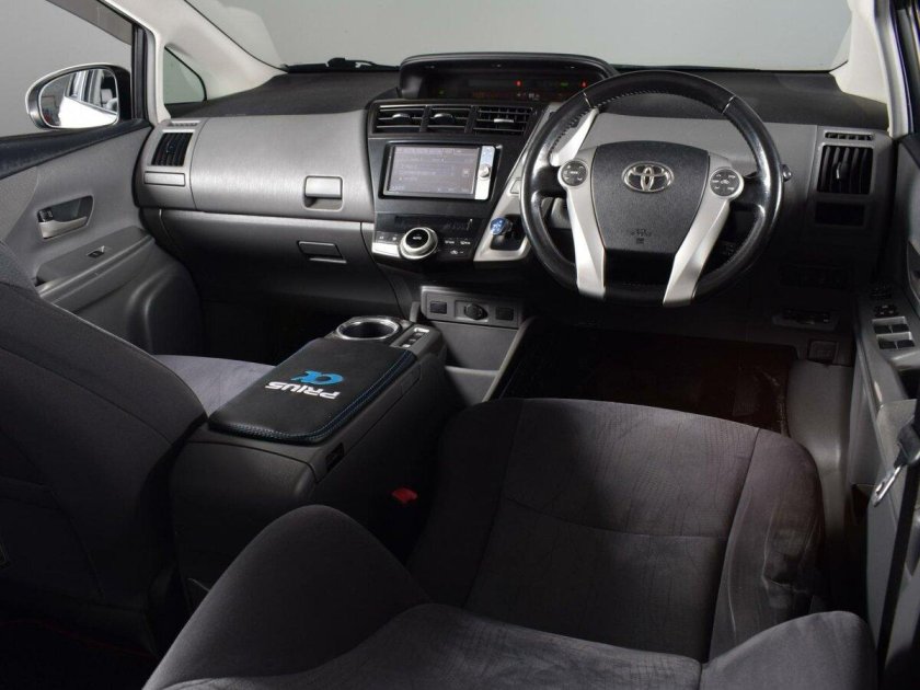 Toyota Prius Alpha 2011