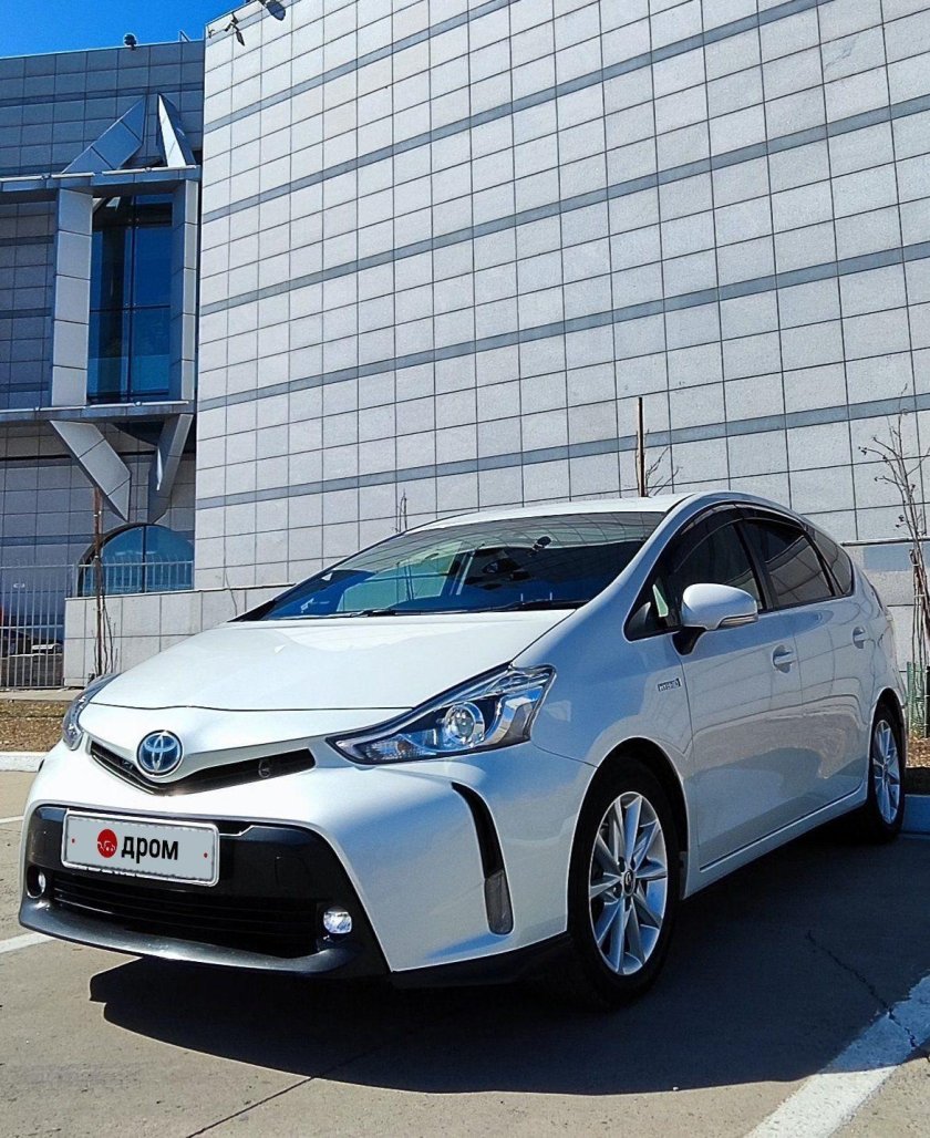Тойота Приус Альфа 2016