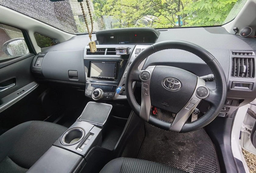 Prius Alpha 2015 салон
