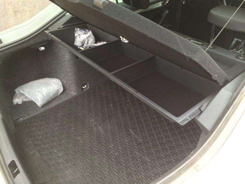 Skoda Rapid 2021 полка багажника