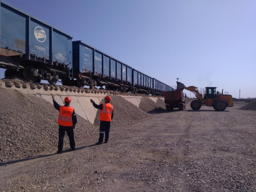 Разгрузка полувагонов с щебнем