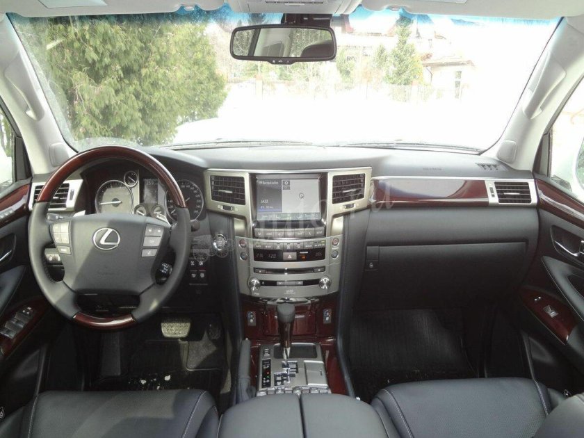 Lexus LX 570 белый салон