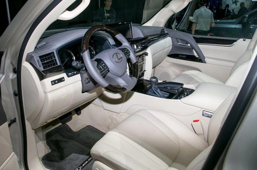 Lexus LX 570 белый салон