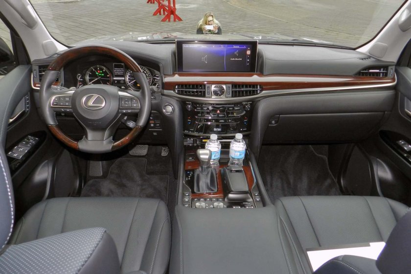 Lexus LX 570 2016 салон
