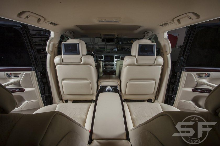 Lexus LX 570 белый салон