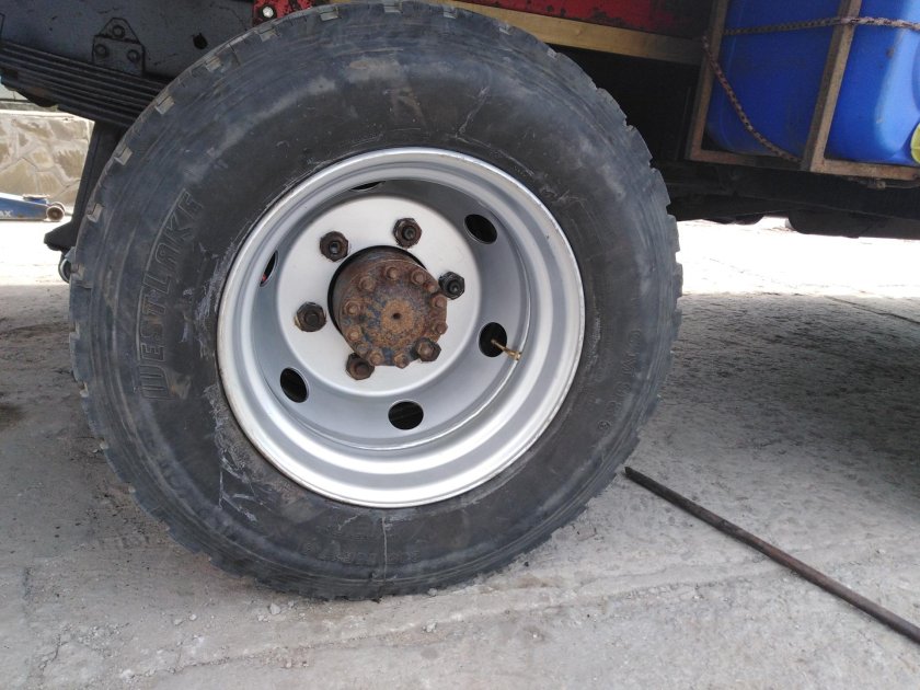 ГАЗ 3307 колесо