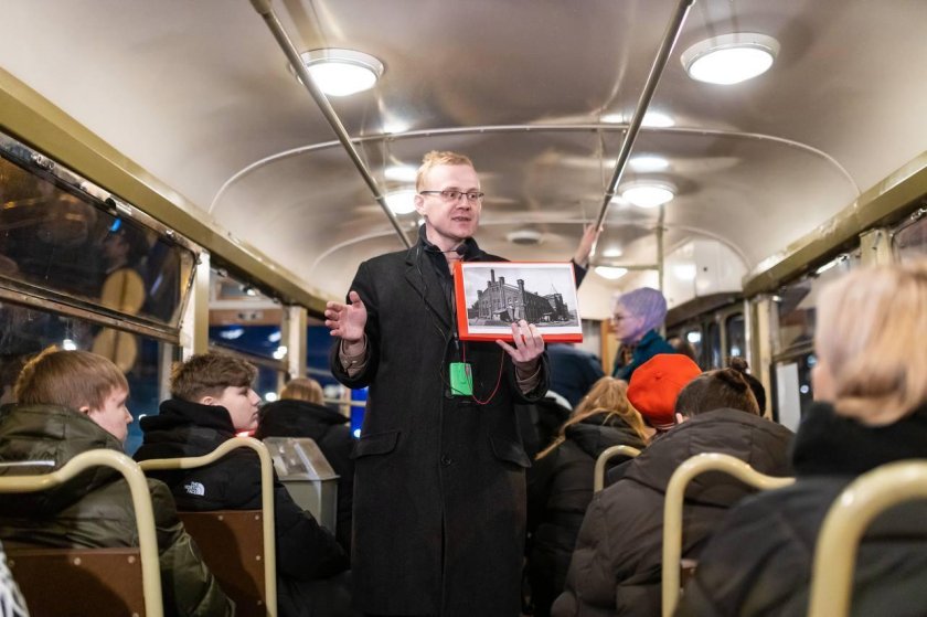 Экскурсовод в трамвае