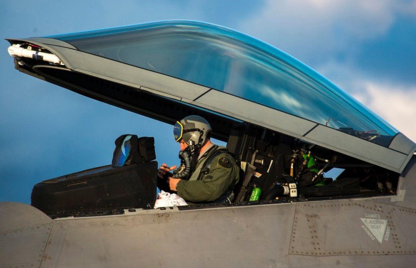 Ф-22 Раптор кабина