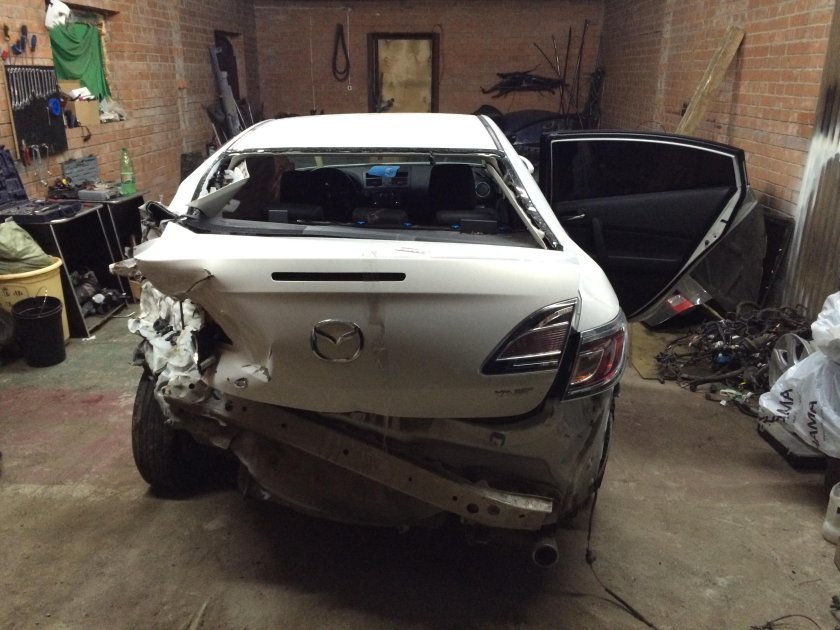Разбитая Мазда 6
