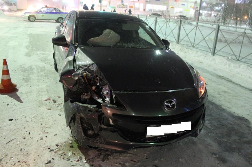 Разбитая Мазда 3 хэтчбек