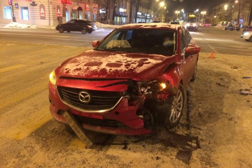 Разбитая Мазда 3 красная