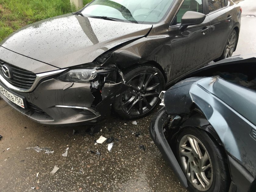 Разбитая Мазда 6 серая