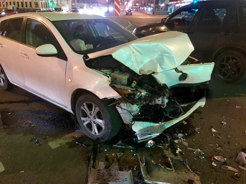 Мазда 3 битая