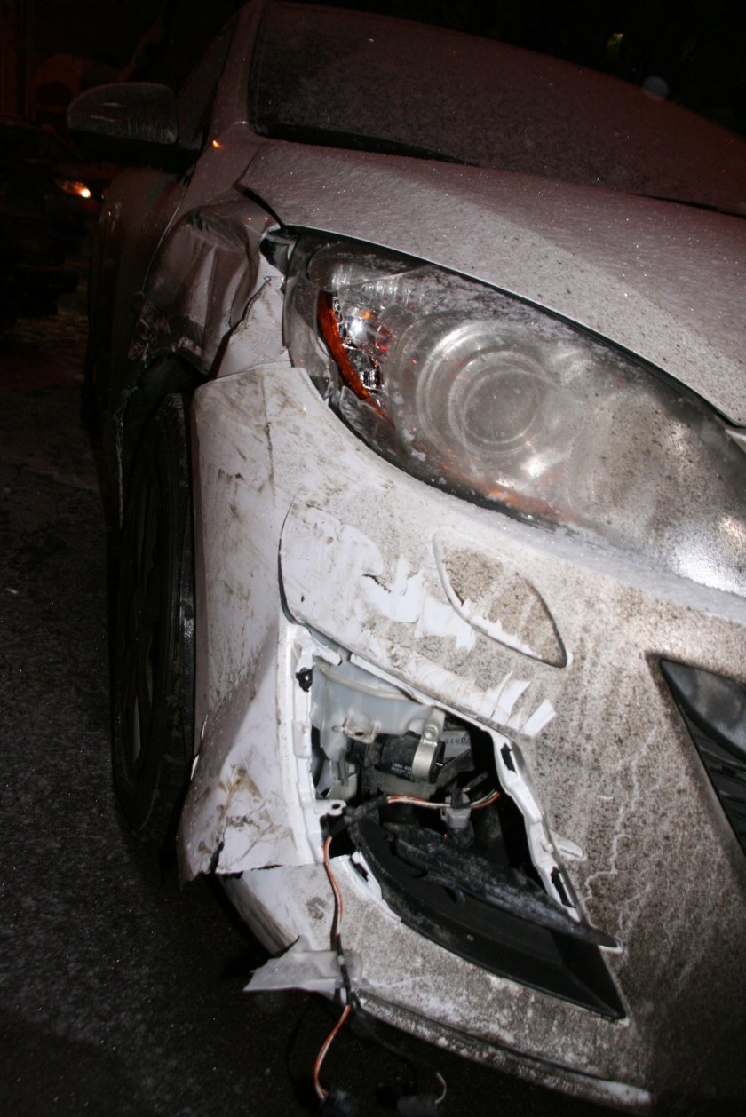 Битая белая Мазда 3