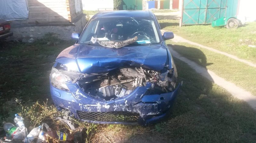 Мазда 3 2004 седан синяя Разбитая