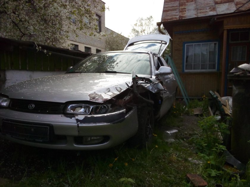 Разбитая Мазда капелла универсал