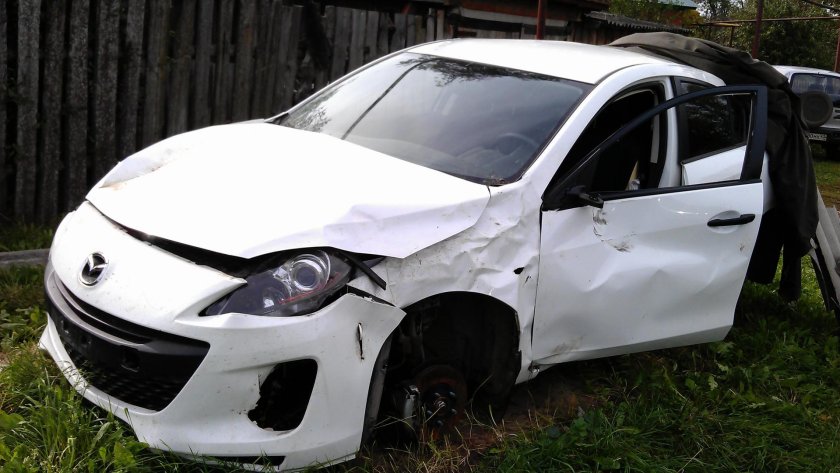 Разбитая Мазда 3 белая