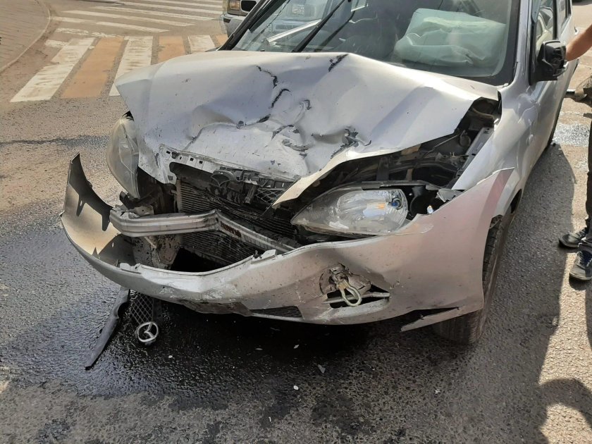 Разбитая Мазда МПВ 2