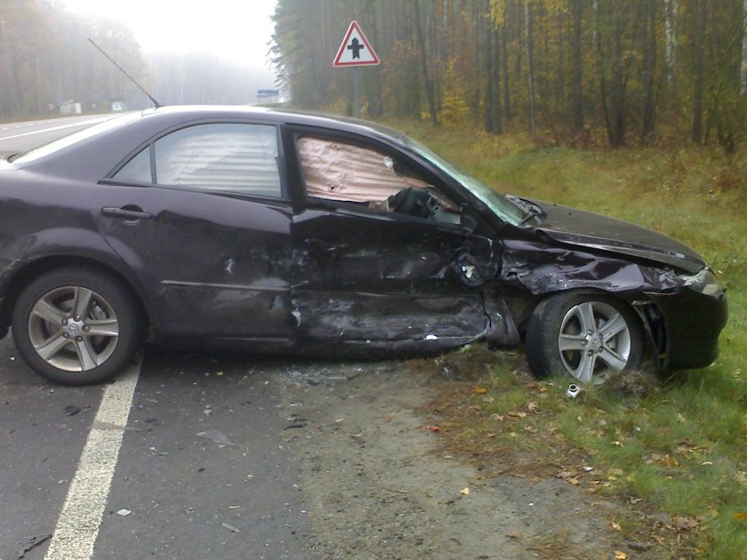 Разбитая Mazda 6