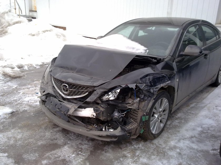 Разбитая Мазда 6 GH черная