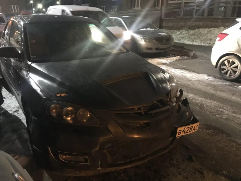 Мазда 3 битая