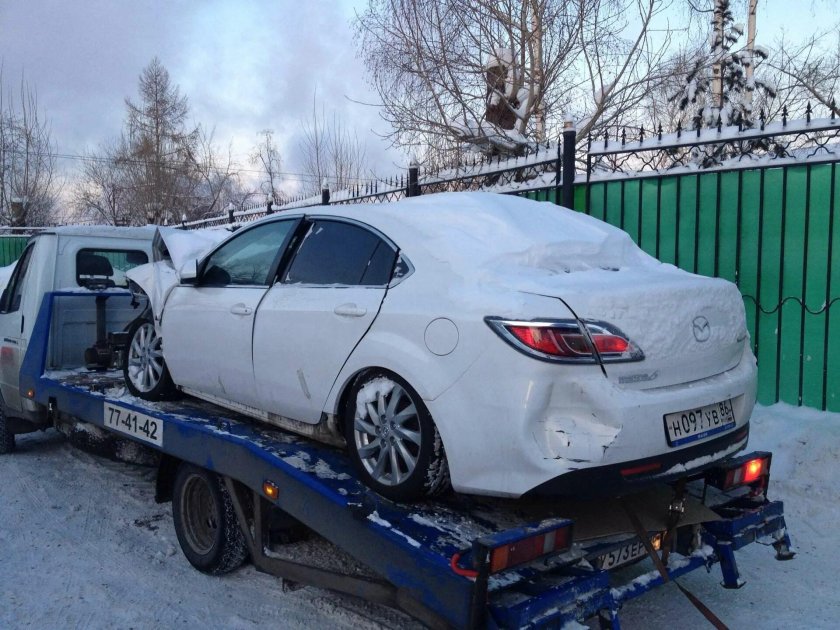 Разбитая Мазда 6 GH белая