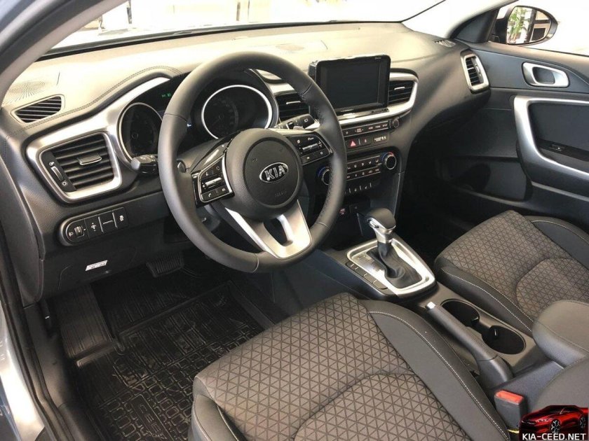 Киа СИД хэтчбек 2019 салон